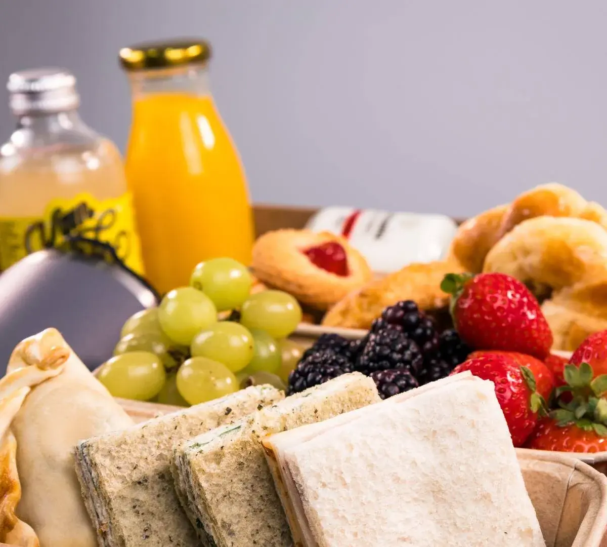 Primer plano de flores y desayuno artesanal